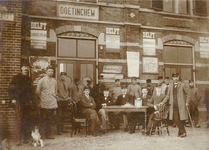 119430 Groepsportret van het personeel van het H.S.M.-station Doetinchem te Doetinchem.